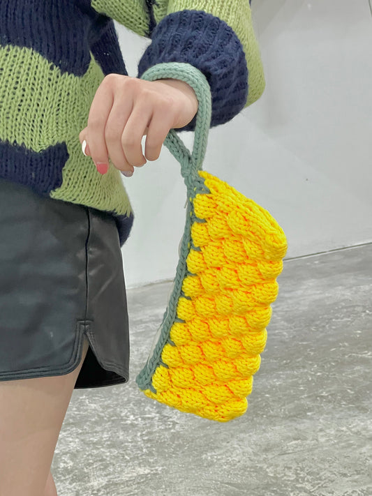 Mom‘s yellow wrist bag