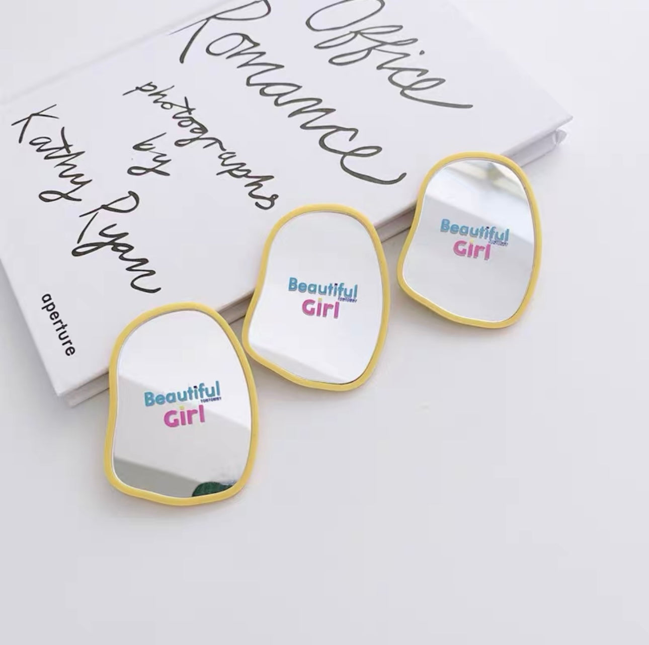 MIRROR FOLDABLE PHONE HOLDER