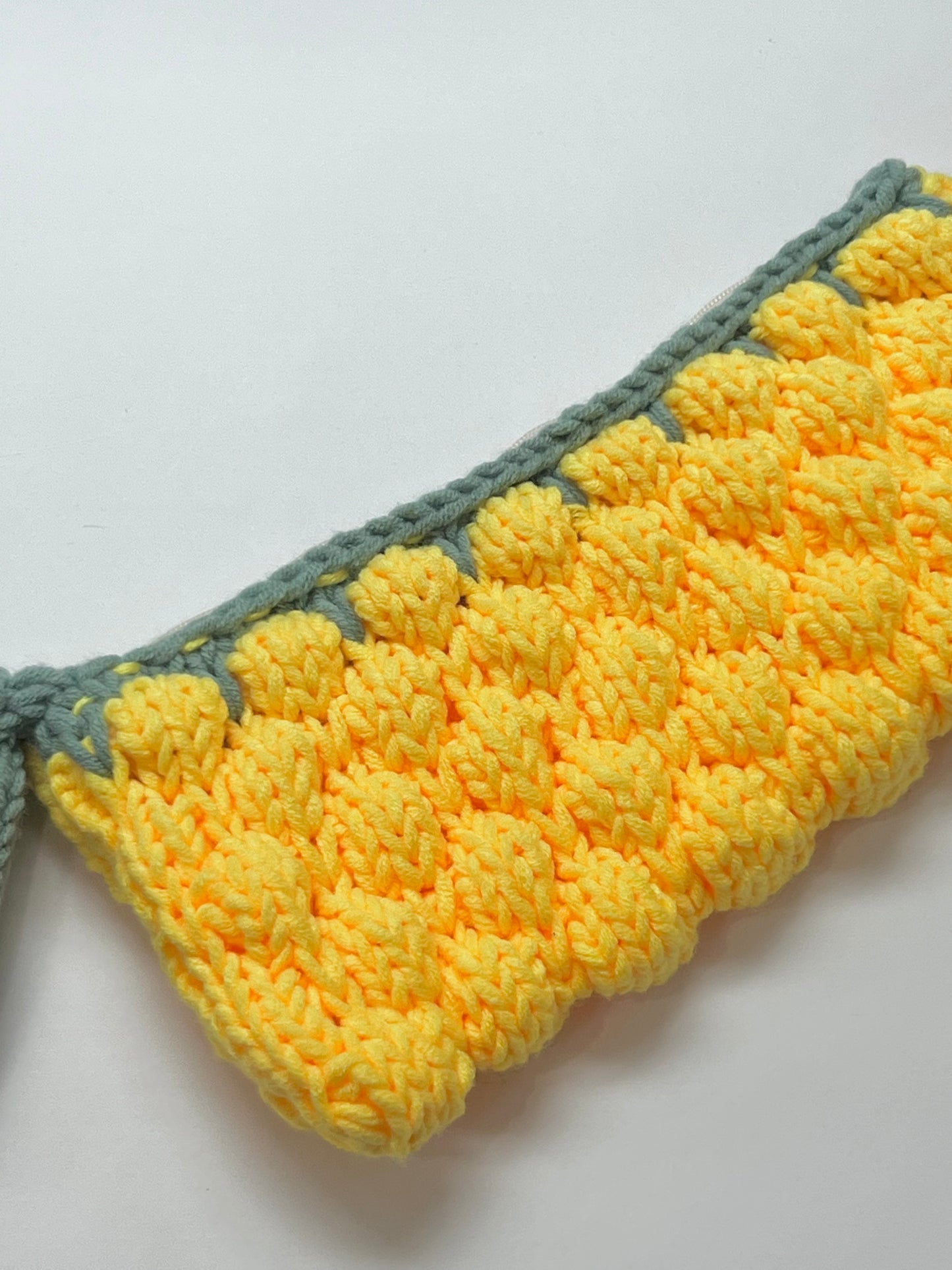 Mom‘s yellow wrist bag