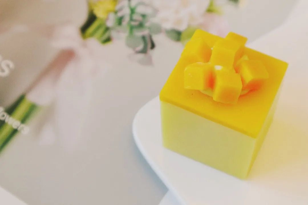 FRUIT CAKE GIFT BOX